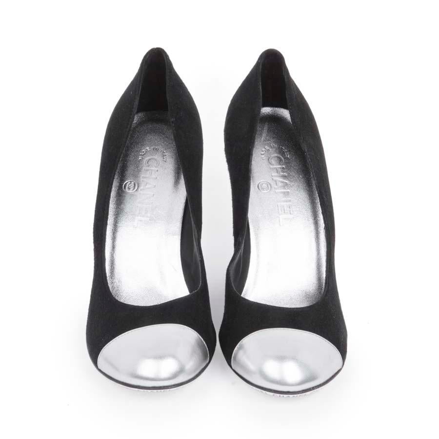 Pretty Chanel high heels pumps in black velvet calfskin and silver leather tip.  Size 39, 

New condition.

dimensions: height of the heel 9.5 cm, length of the insole 25 cm.

Will be delivered in their Chanel dust bag