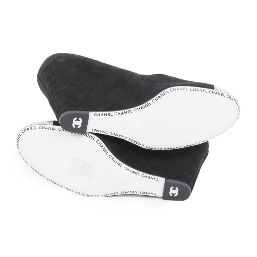 CHANEL Tacchi alti in pelle di vitello vellutata nera e punta in pelle argentata Taglia 39FR in vendita 1