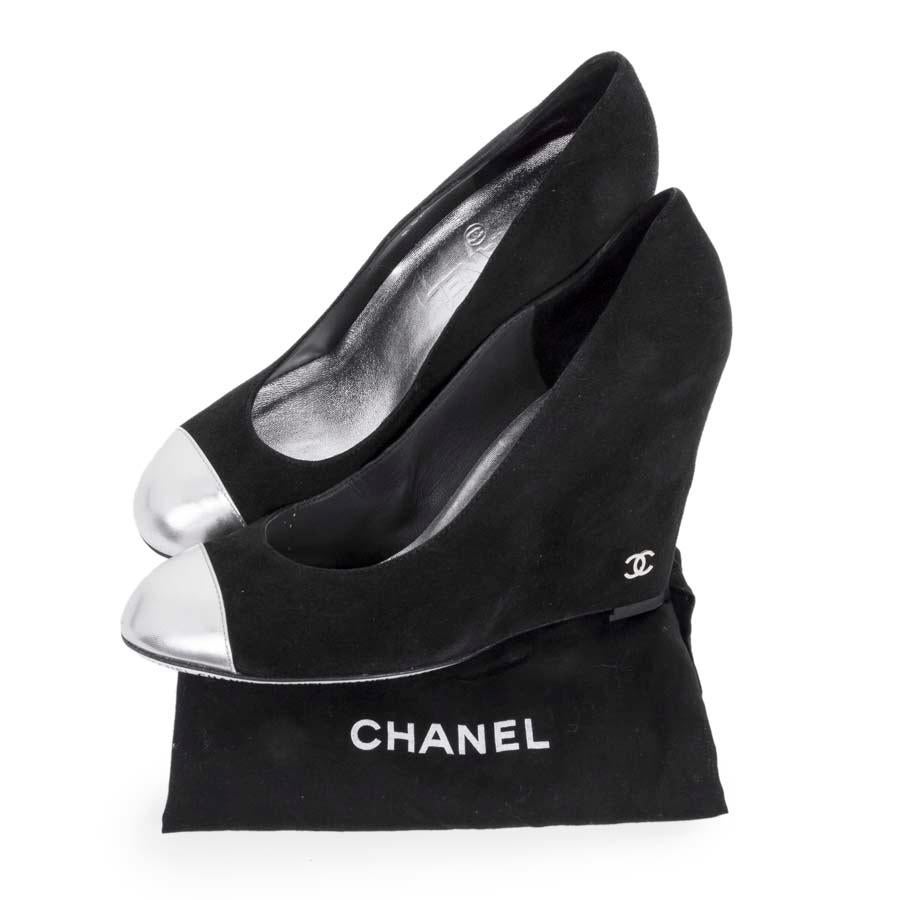 CHANEL Tacchi alti in pelle di vitello vellutata nera e punta in pelle argentata Taglia 39FR in vendita 2