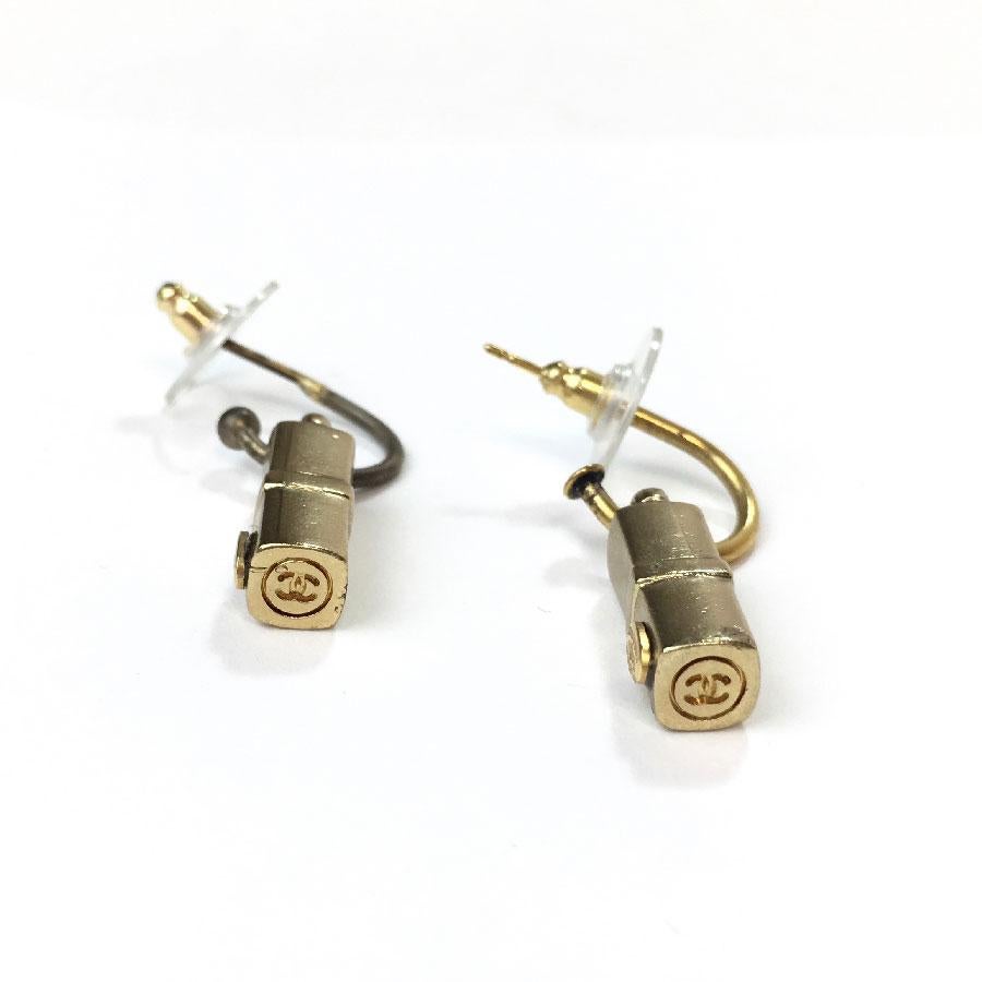 Chanel lipstick shape stud earrings in gilt metal. 

In good condition. One of the rings is blackened.

Made in France, year 2000

Dimensions: 2.5 cm long

Will be delivered in a black box (not Chanel), Chanel ribbon and Chanel camellia