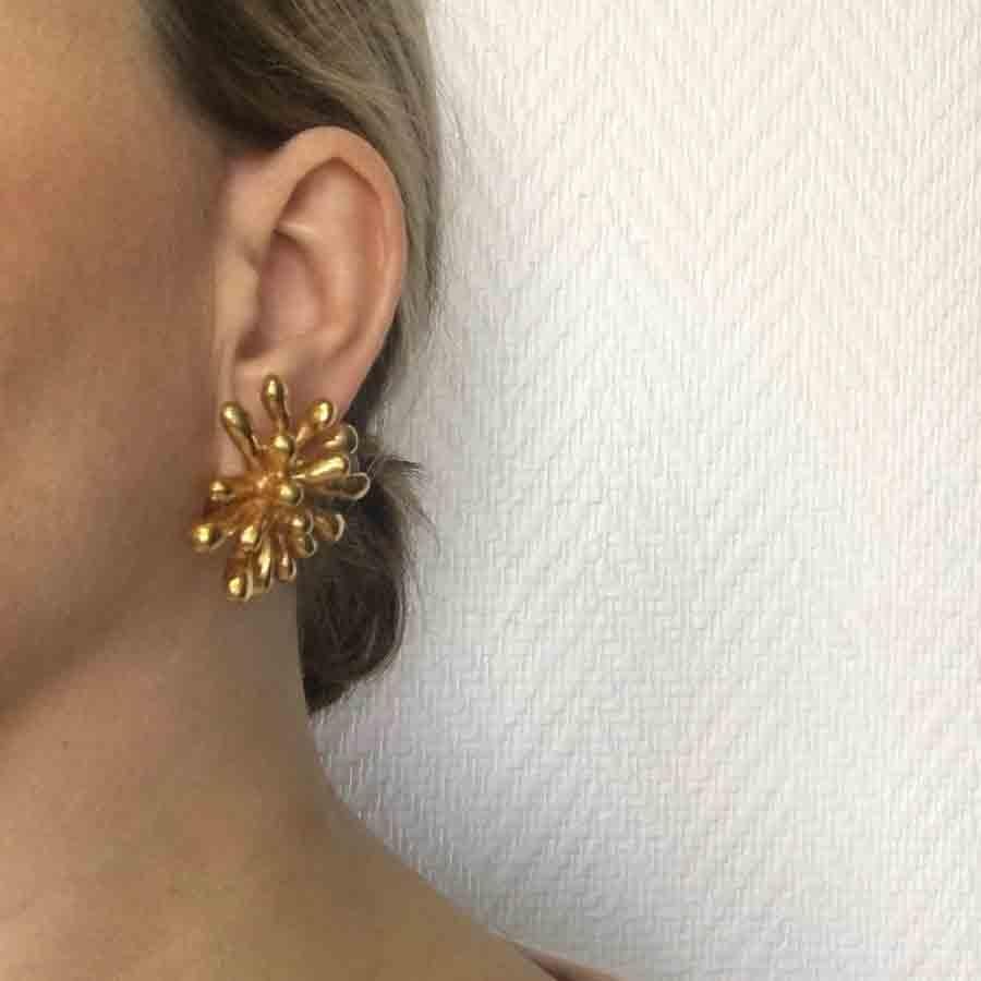 Christian Lacroix vintage clip-on earrings in gilt metal. In very good condition.

Made in France, Summer 1994

Dimensions: 3.7x3.7 cm

Will be delivered in a new, non-original dust bag
