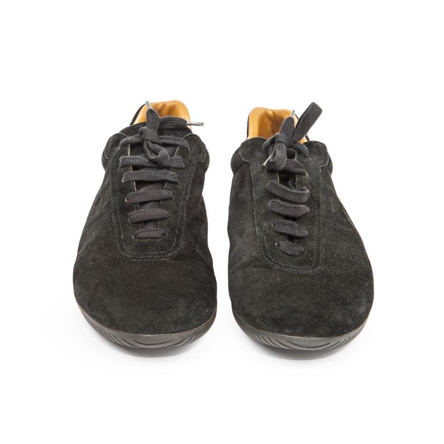 Hermès lace-up sneakers in black velvet calfskin. Size 44,5. It is lined in soft leather gold H.

In very good condition, very little worn.

Dimensions: length of the insole 26 cm.

Will be delivered in their original Hermes dust bag