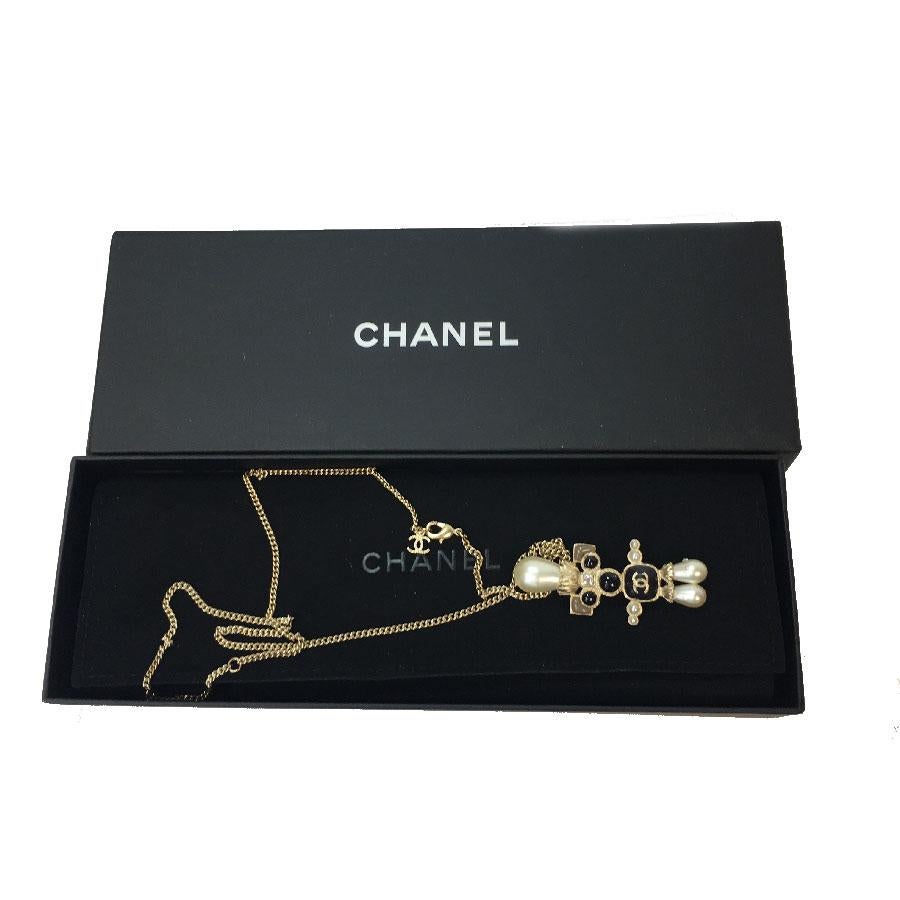 CHANEL Chain and Pendant Necklace in Gilt Metal, Pearl Pendant 5
