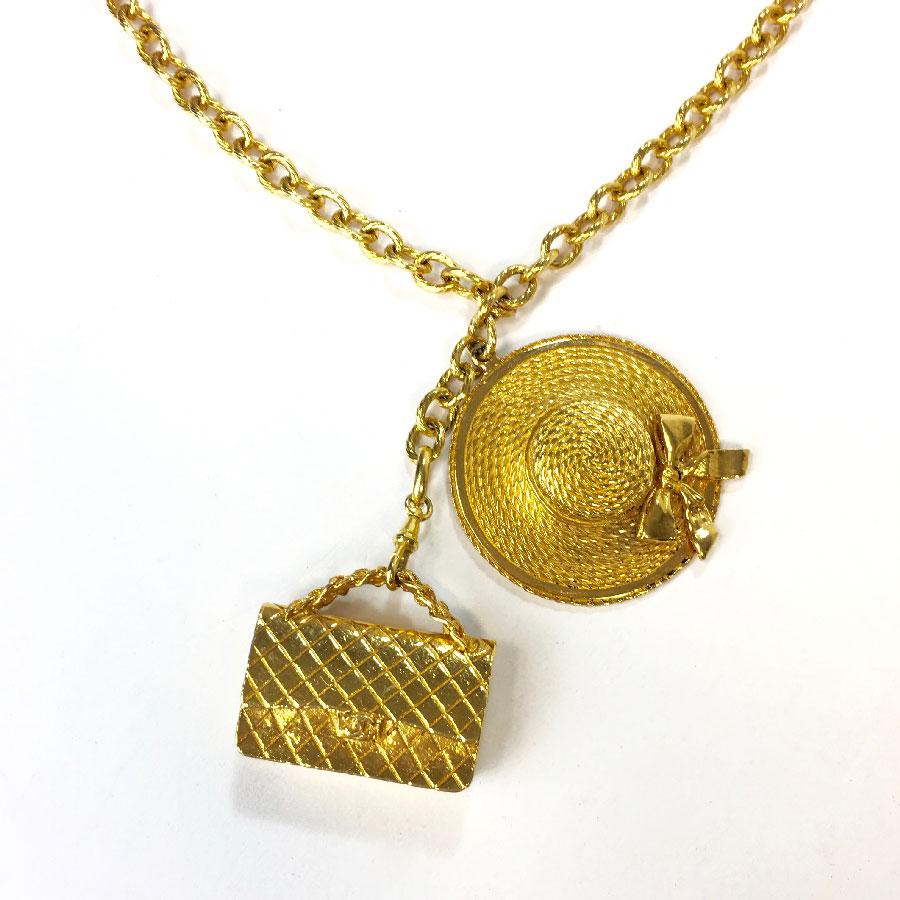 CHANEL Long Necklace in Gilt Metal with Bag and Hat Pendant In Excellent Condition In Paris, FR