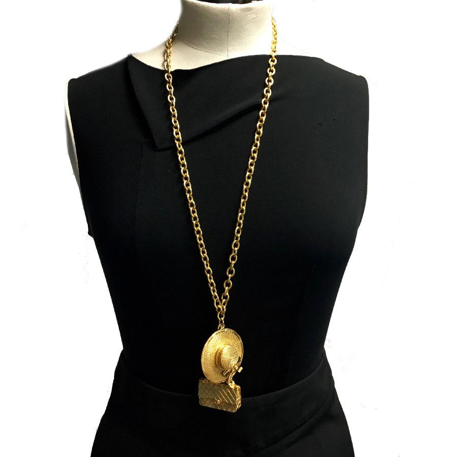 Chanel long necklace in gold metal. Pendants bag and hats.

In very good condition. Made in France.

Dimensions: total length: 80 cm, hats: diameter: 5,3 cm, bag: 4,3x2,5 cm

Will be delivered in a black box (not Chanel), Chanel ribbon and Chanel