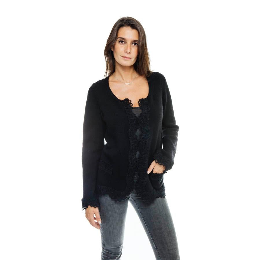 Chanel long cardigan in black cashmere. It is all around at the front of a crochet band, on the pockets and on the wrists. There are no buttons. 

In very good condition. Size label is missing.
Size 36 fr.

It has two pockets, one decorated with a
