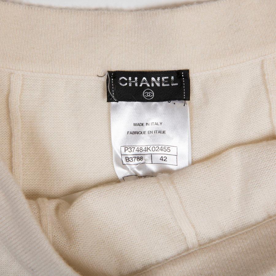 Long Chanel skirt in ivory cashmere and black stripes on the bottom. CC signature in black glitter enamel. Size 42.

Made in Italy.

In very good condition

Dimensions flat: width 38 cm (stretch as elastic), height 98 cm, width of the bottom 124