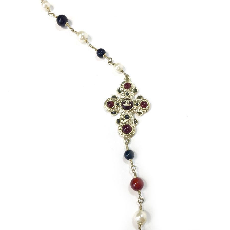 CHANEL Necklace in Gilt Metal and Multicolor Pearls In Excellent Condition In Paris, FR