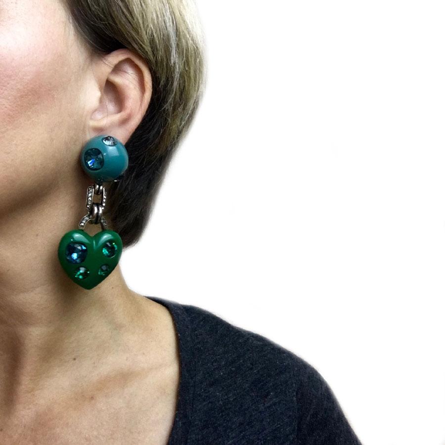 LANVIN by Alber Elbaz clip-on earrings green and blue, set with rhinestones.

In very good condition. Made in Italy.

Dimensions: length: 8 cm

Will be delivered in a new, non-original dust bag