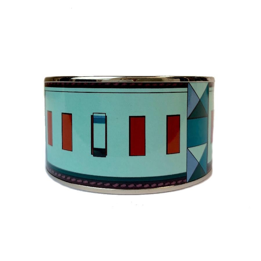HERMES Extra Wide Bangle in Printed Enamel and Palladium Metal Hardware In Excellent Condition In Paris, FR