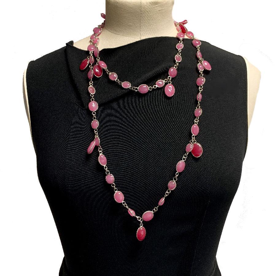 MARGUERITE DE VALOIS long necklace Waterfalls model. Aesthetic and very light to wear.

Long refined necklace of the Marguerite de Valois house, model Waterfalls, which pendants are in pale pink and some dark pink molten glass and base silver metal.