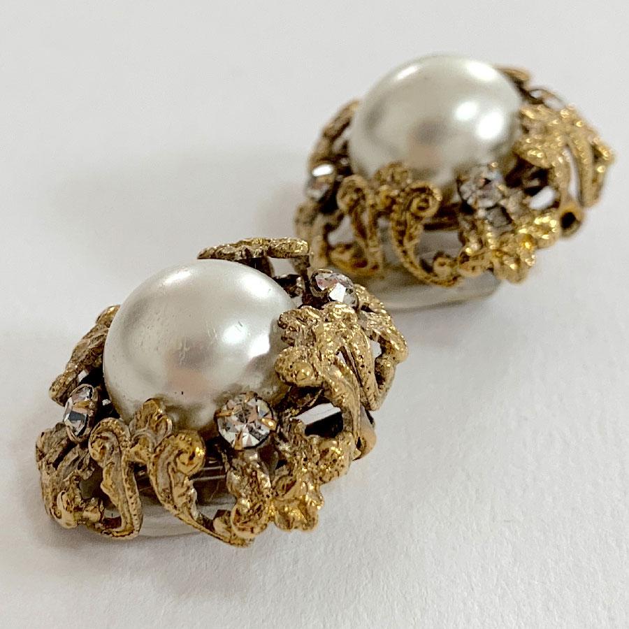 CHANEL Vintage Clip-on Earrings in Gilt Metal and Pearl In Good Condition In Paris, FR