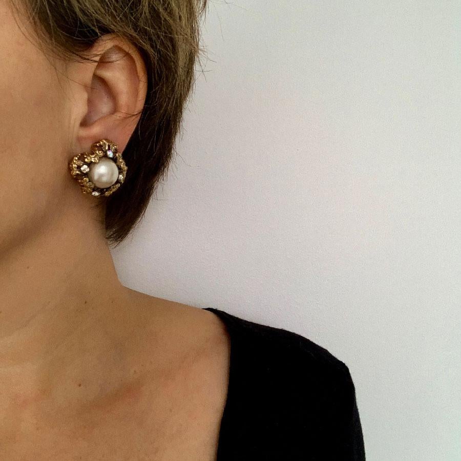 Sublime CHANEL couture clip-on earrings dating from 1968. They are in aged gilt metal, set with 4 white rhinestones and a beautiful pearl in the center. They are couture, classy and chic at the same time. Wear them staggered to be trendy.

The