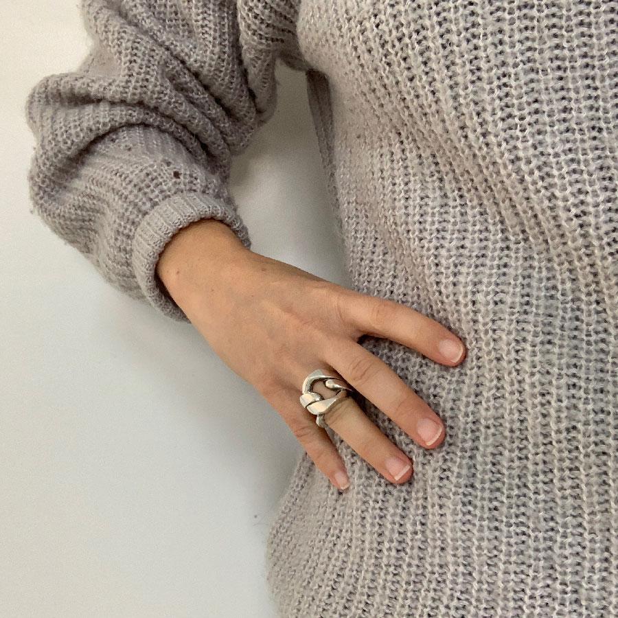 Beautiful HERMES band ring, Capture model, in silver Ag925. It represents three interlaced rings and is signed HERMES.
Its size is 52
In very good condition. Some micro-scratches, imperceptible to the naked eye.
The rings being large enough, it will