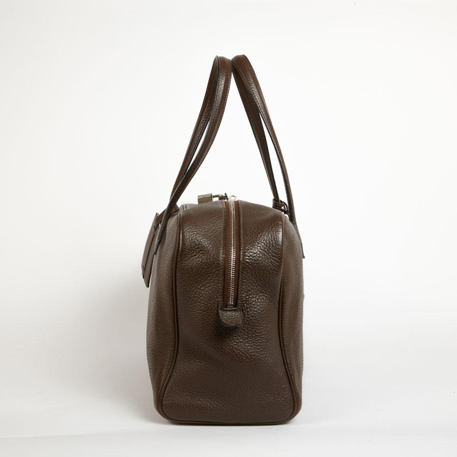 HERMES Victoria Tote Bag in Chocolate Clémence Taurillon Leather In Good Condition In Paris, FR
