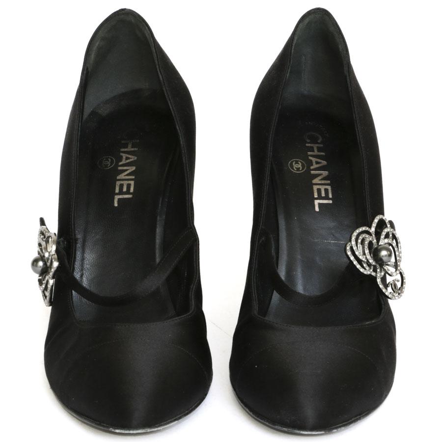 CHANEL high heels in black silk satin. Camellia set with brilliants with a silver bead and the abbreviation 'CC' on the side. 

In very good condition. (hitch on the left heel). Size 40.5. 

Dimensions : Heel height: 10.5 cm, insole length: 26.5