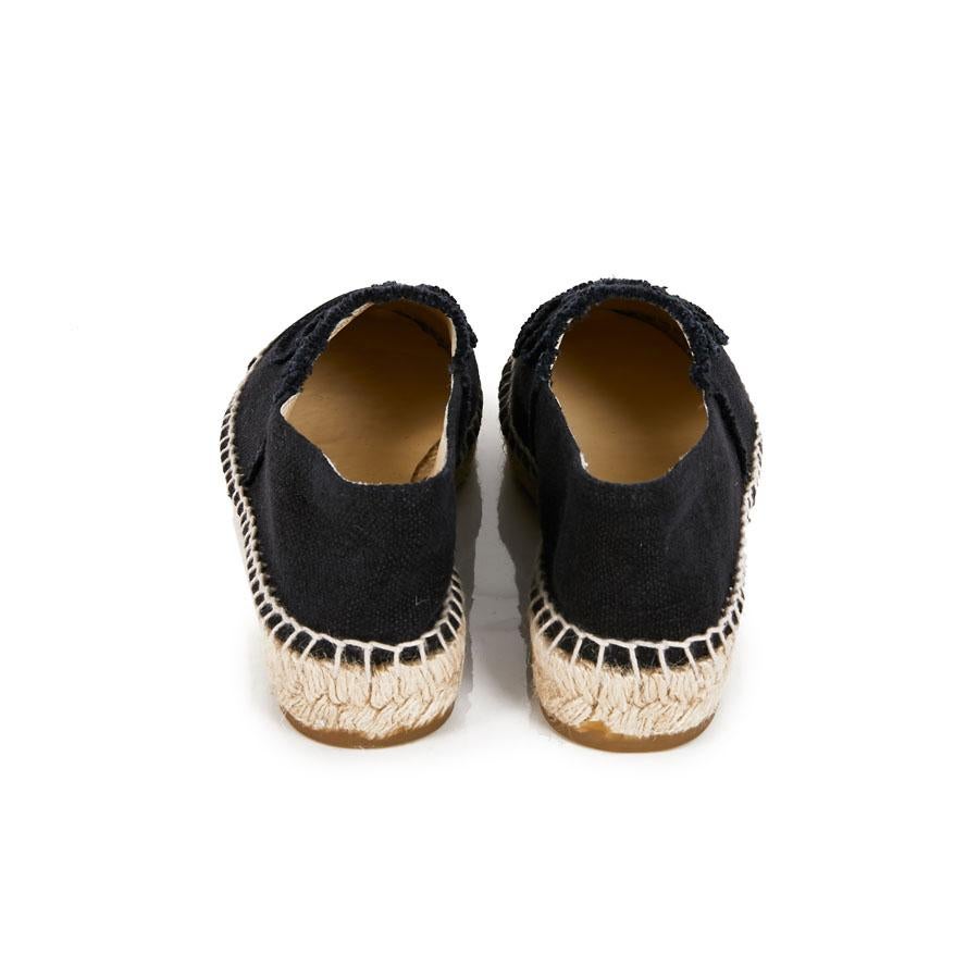 CHANEL Espadrilles in blue and black canvas. Size 37FR
These CHANEL sandals are in navy blue canvas, with the black CC logo on the front of the shoe. The insole is in leather and the outside is in rope. They have never been worn. 
These shoes are