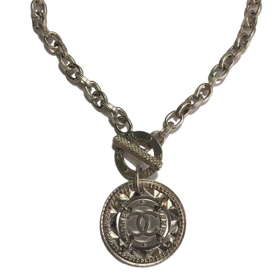 CHANEL Necklace in Pale Gilt Metal In Excellent Condition In Paris, FR
