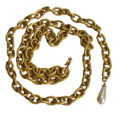 CHANEL Chain belt in Gilt Metal with a Pearl