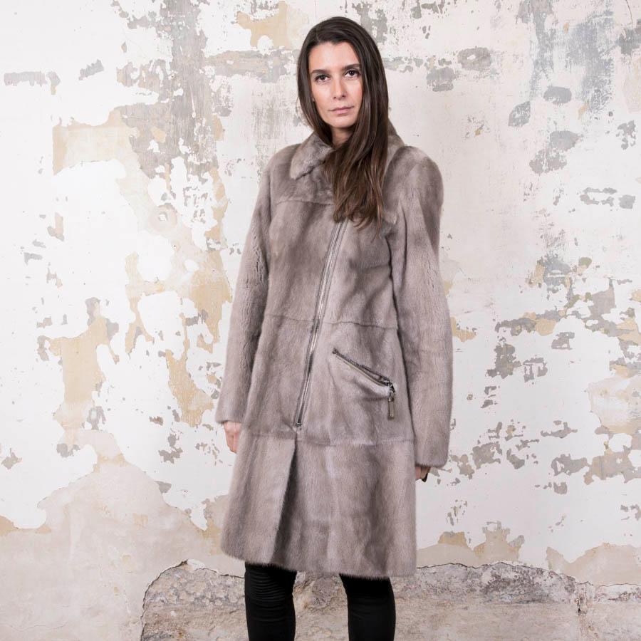 Rizal coat in pearl gray mink. It is lined in black polyester. It closes with a zipper. 
A pocket with zipper on each side. A closure at the level of each wrist.
Size 38 FR. 

In very good condition.

Dimensions flat: shoulders width 38 cm,