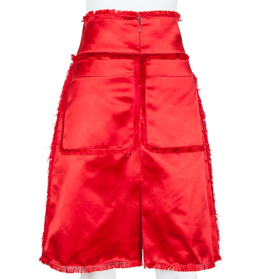 Chanel skirt from the Paris-Shanghai Winter 2010 collection in red duchesse satin.

Size 38 fr. It closes with a zipper at the front, two large pockets on the sides.

In very good condition.

Dimensions : Height: 59 cm, waist: 35 cm, hip width: 48