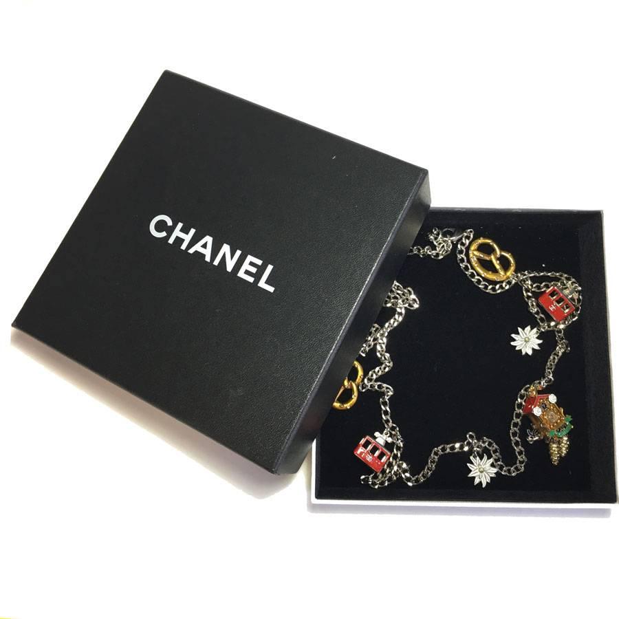 Collector! Magnificent CHANEL necklace from the Collection of the Métiers d'Art Paris-Salzburg (2014-2015). The Austrian style is in the spotlight.

Necklace in silver tone chain embellished with charms inspired by Austrian life: golden pretzel set