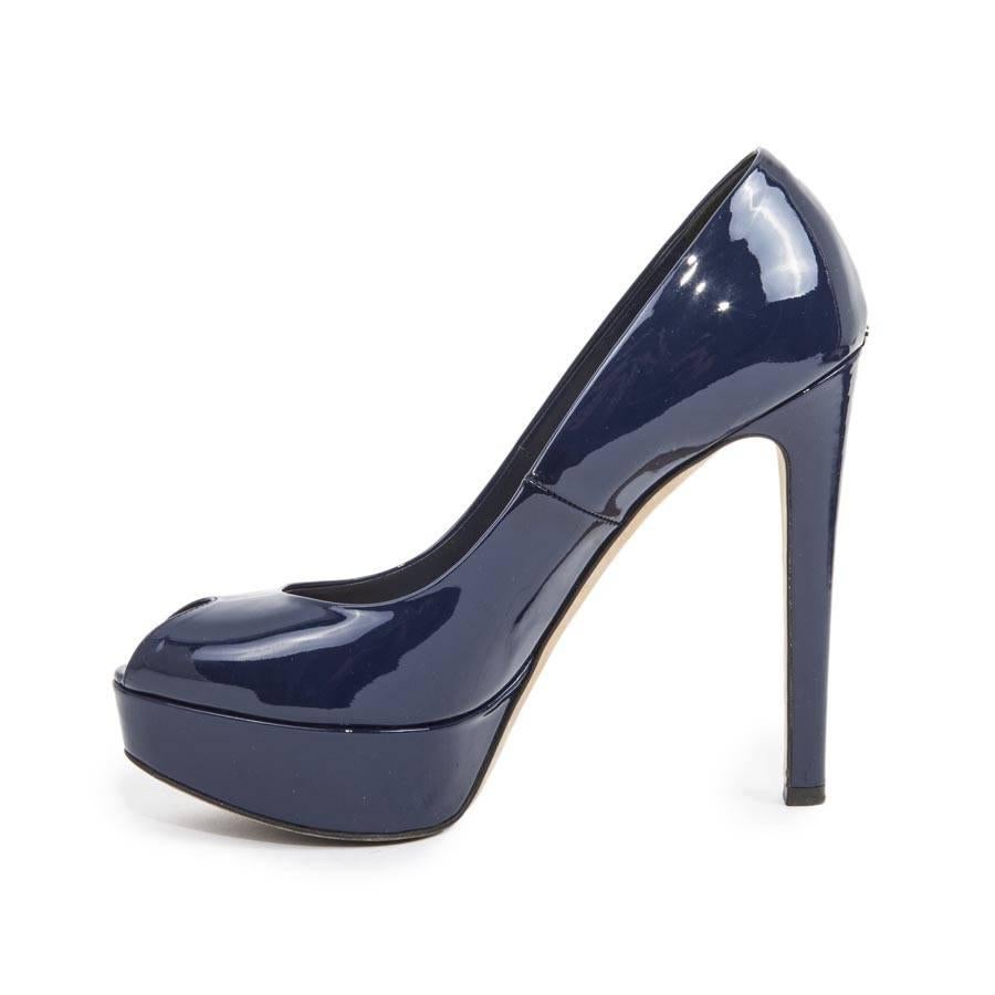 Christian Dior pumps in blue patent leather.

Dimensions : inner sole length: 24 cm, platform height: 3 cm

