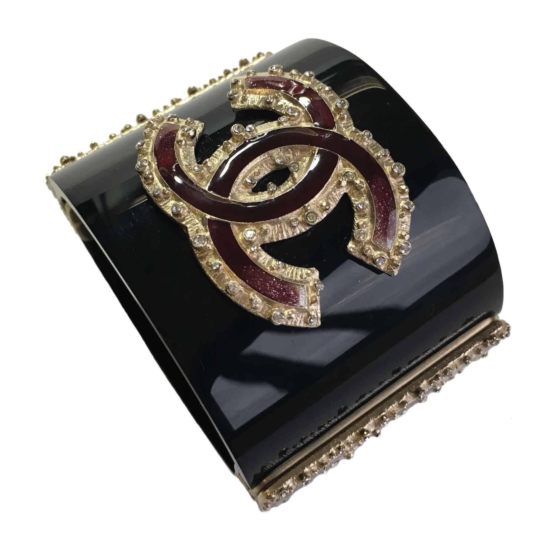 CHANEL Black Cuff, CC in Gilded Metal and Burgundy Resin In Excellent Condition In Paris, FR