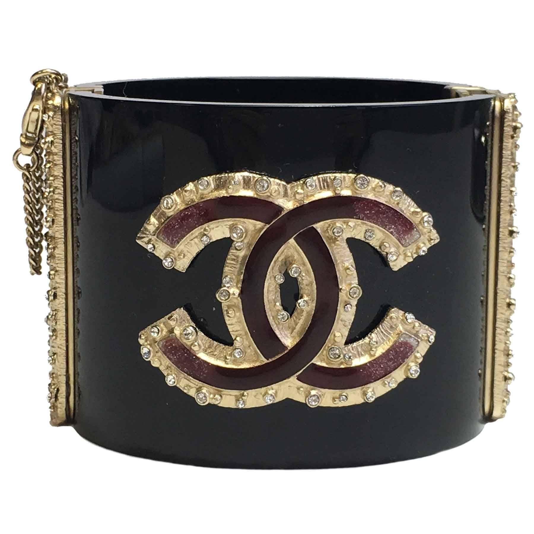 CHANEL Black Cuff, CC in Gilded Metal and Burgundy Resin