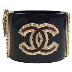 CHANEL Black Cuff, CC in Gilded Metal and Burgundy Resin