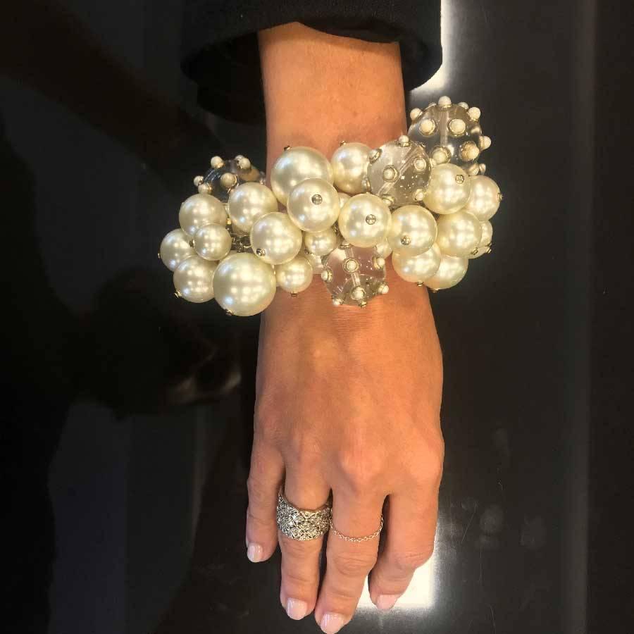 Magnificent and imposing bracelet in large pearls Chanel pearls and transparent pearls inlaid with small pearl pearls.

Diameter of the large pearls: 2.3 cm - diameter of the medium beads 1.5 cm, diameter of the large transparent pearls: 3 cm and
