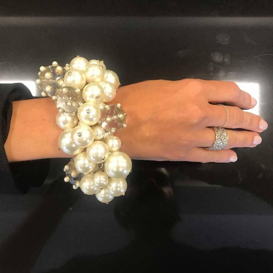 CHANEL Bracelet in Glass Large Pearls 3