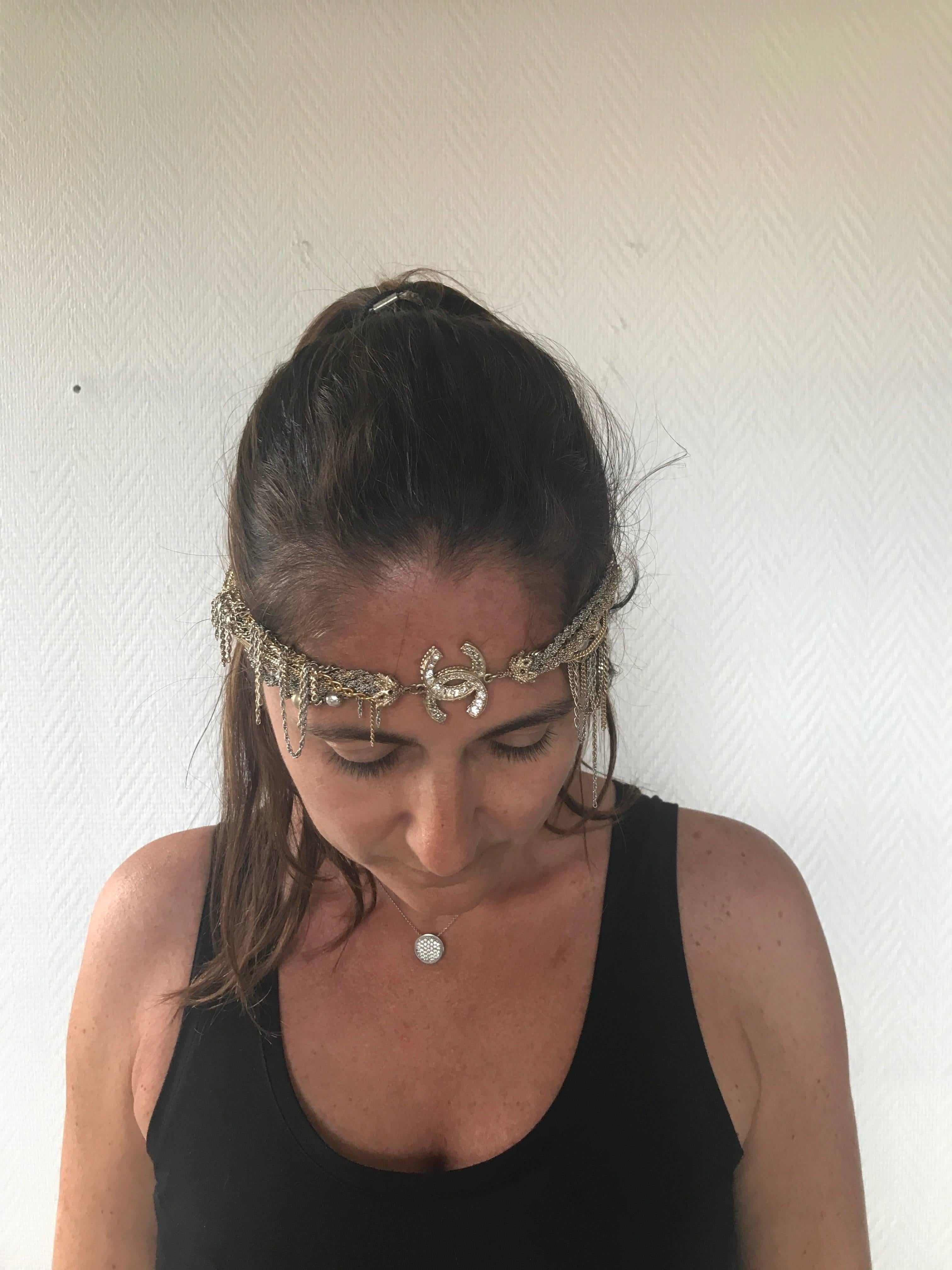 Beautiful CHANEL multi chain headband in silver and gilded metal, double C set with rhinestones and pearls.

Elastic covered with black fabric, head toe: 51 cm stretch.

Will be delivered in a dust bag Valois Vintage Paris