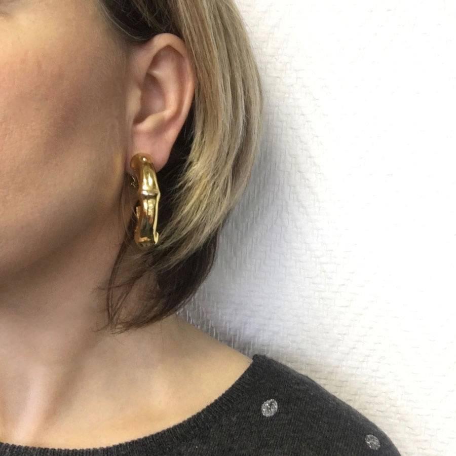 Vintage Hermes bamboo creole clip-on earrings in gold plated metal.

Earrings very light to wear. 

Dimensions: height of the creole: 10 cm - width: 0,8 cm

Delivered in their HERMES pouch