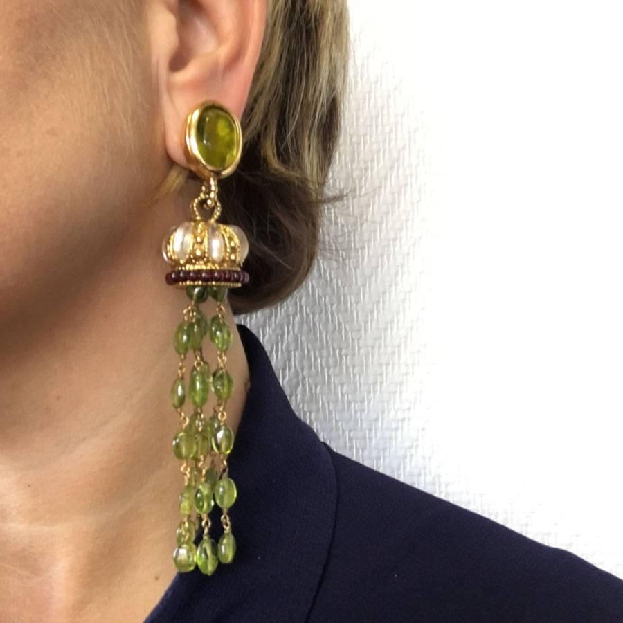 Beautiful GOOSSENS pendant clip-on earrings in gilded metal and green, transparent and red fantasy beads.

Jewel worn by Beyoncé (see photo)

Delivered in their GOOSSENS velvet pouch