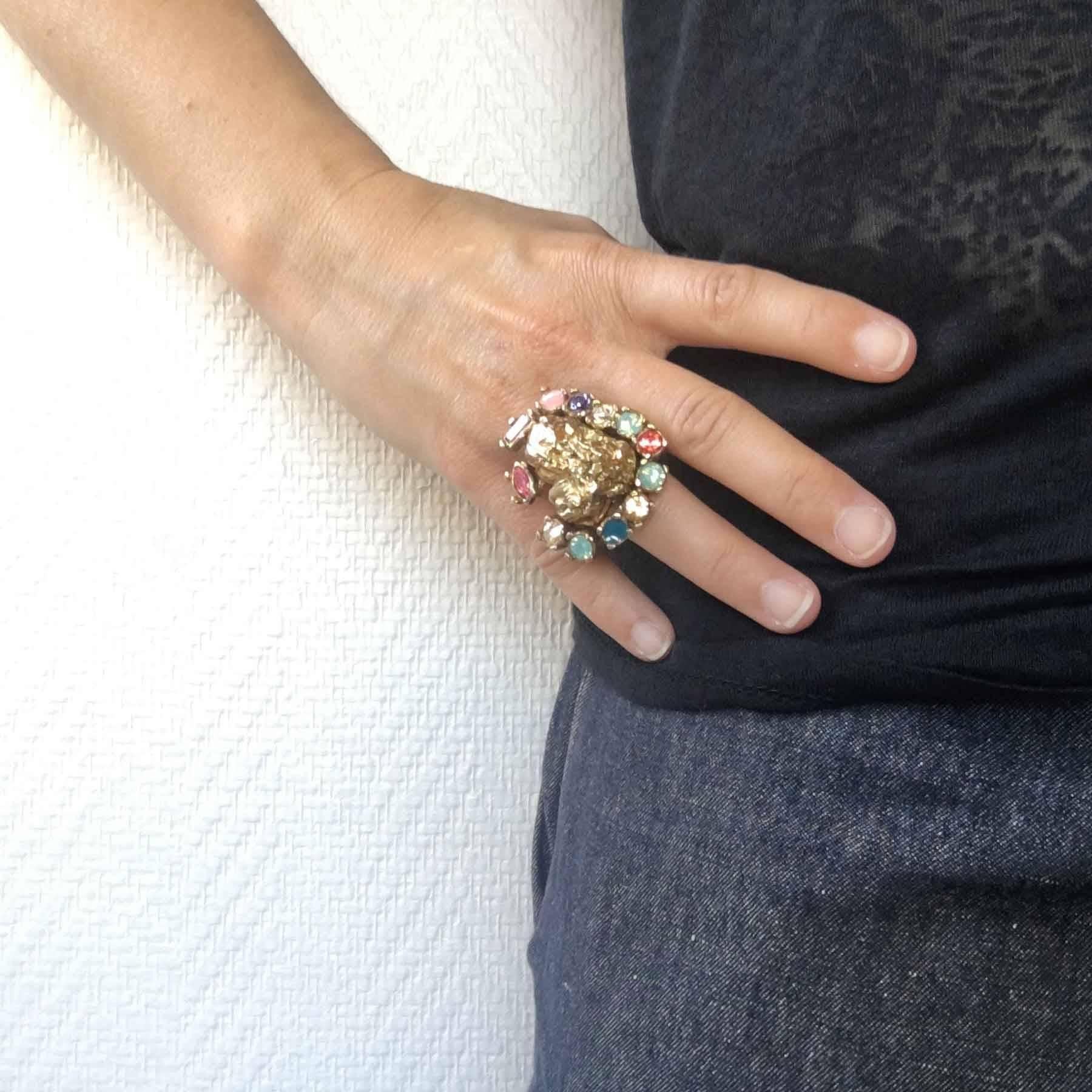 Very beautiful vintage Yves Saint Laurent heart ring in gilded metal set with rhinestones of various colors: pink, blue, green and transparent. Size: 49

Dimensions: heart: 4,6x4,3 cm

Delivered in a Valois Vintage Paris dust bag 