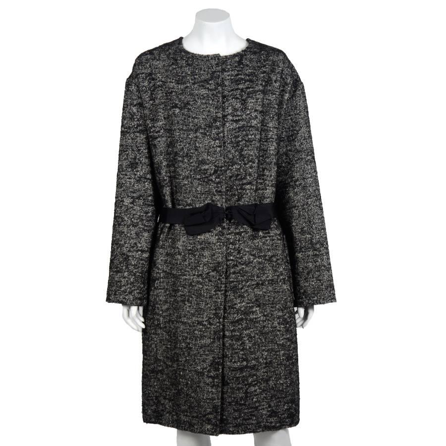 Long Lanvin coat in  black and white mottled in linen, wool and alpaca. It closes with a snap button inside the coat. A black cloth belt surrounds the waist and closes with a hook. 
There is a pocket on each side of the coat. 

Dimensions: shoulder