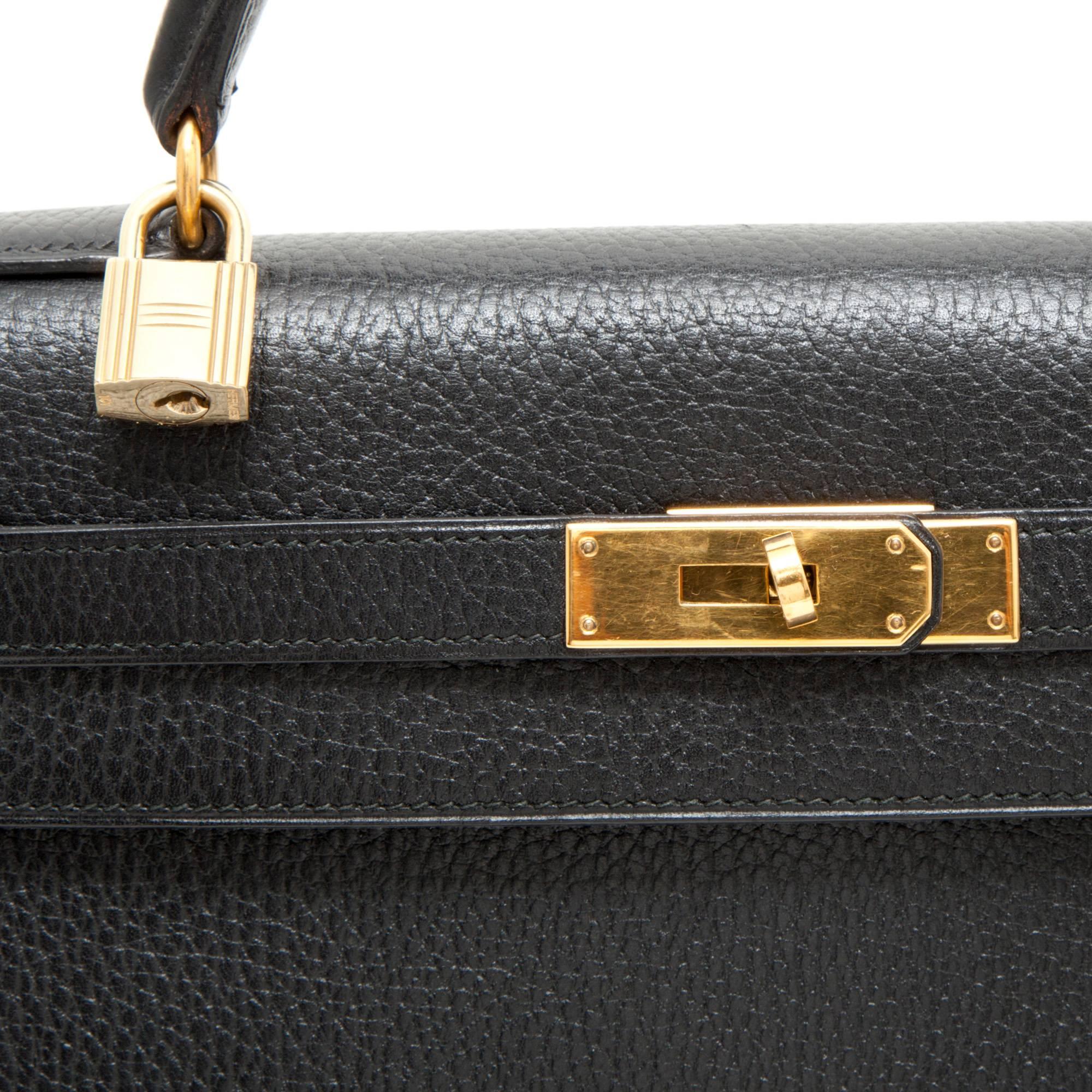 Hermes 'Kelly 32' in black Ardennes cowhide with stitching saddlery. The hardware is in gilded brass. 

The interior is lined with black leather with a zipped pocket and open pockets. 

Stamp X in a circle (Year 1994). 

Will be delivered in its