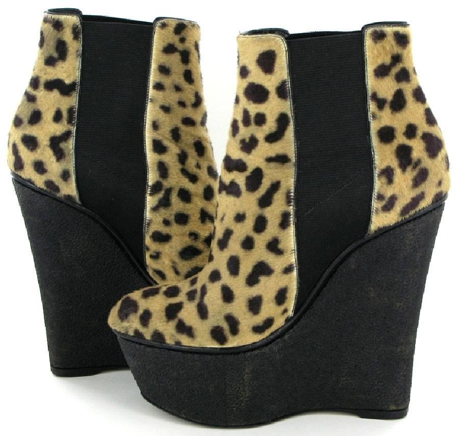 GIAMBATTISTA VALLI wedge boots in leopard printed foal. Elastic bands make these boots very comfortable. The leopard print is a reminder to all ready-to-wear collections of Couturier Giambattista Valli. The platform and the compensated bring a lot