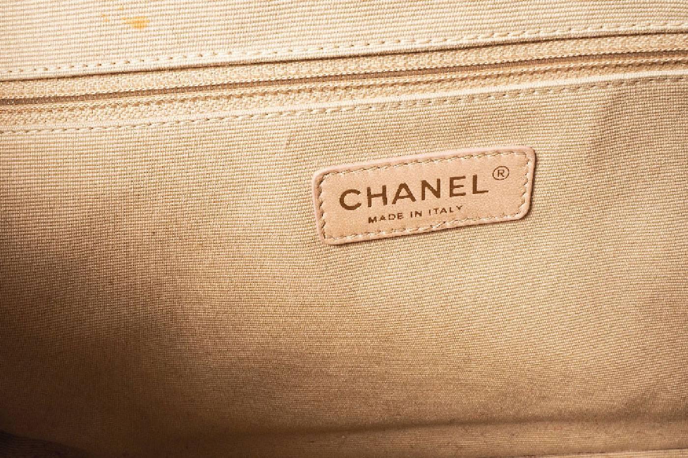 CHANEL Tote Bag in Aged White Patent Leather In Good Condition In Paris, FR