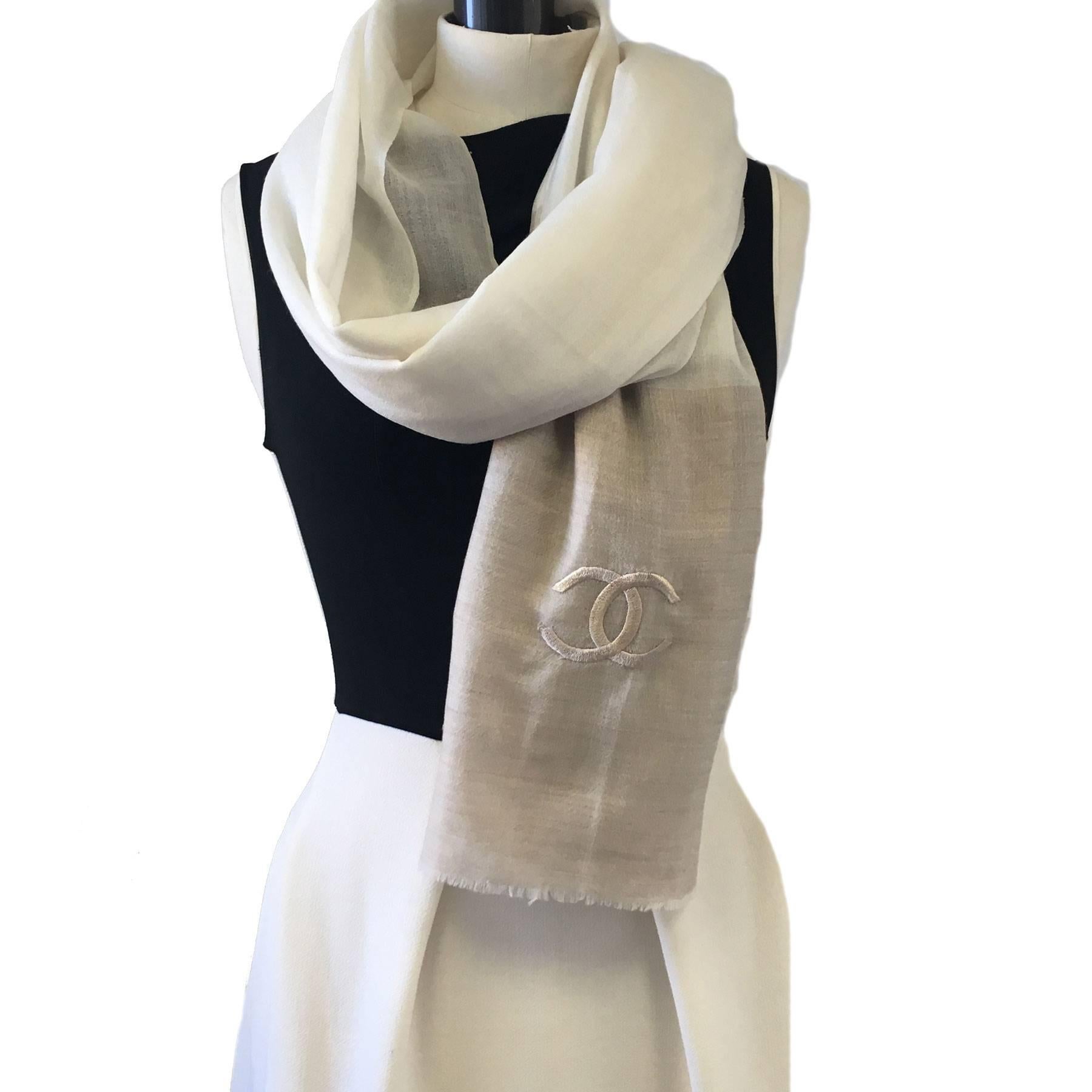 CHANEL Shawl with Small fringes in Ecru and Dark Beige Cashmere 4