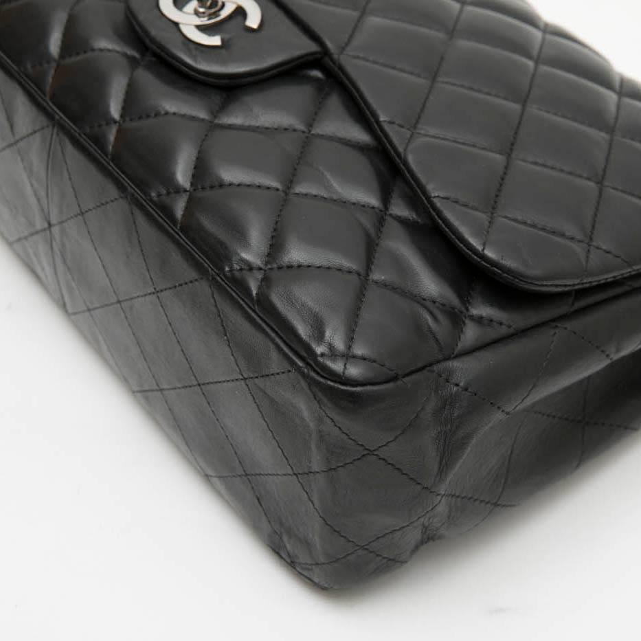 CHANEL 'Jumbo' Flap Bag in Black Smooth Quilted Lambskin Leather In Good Condition In Paris, FR
