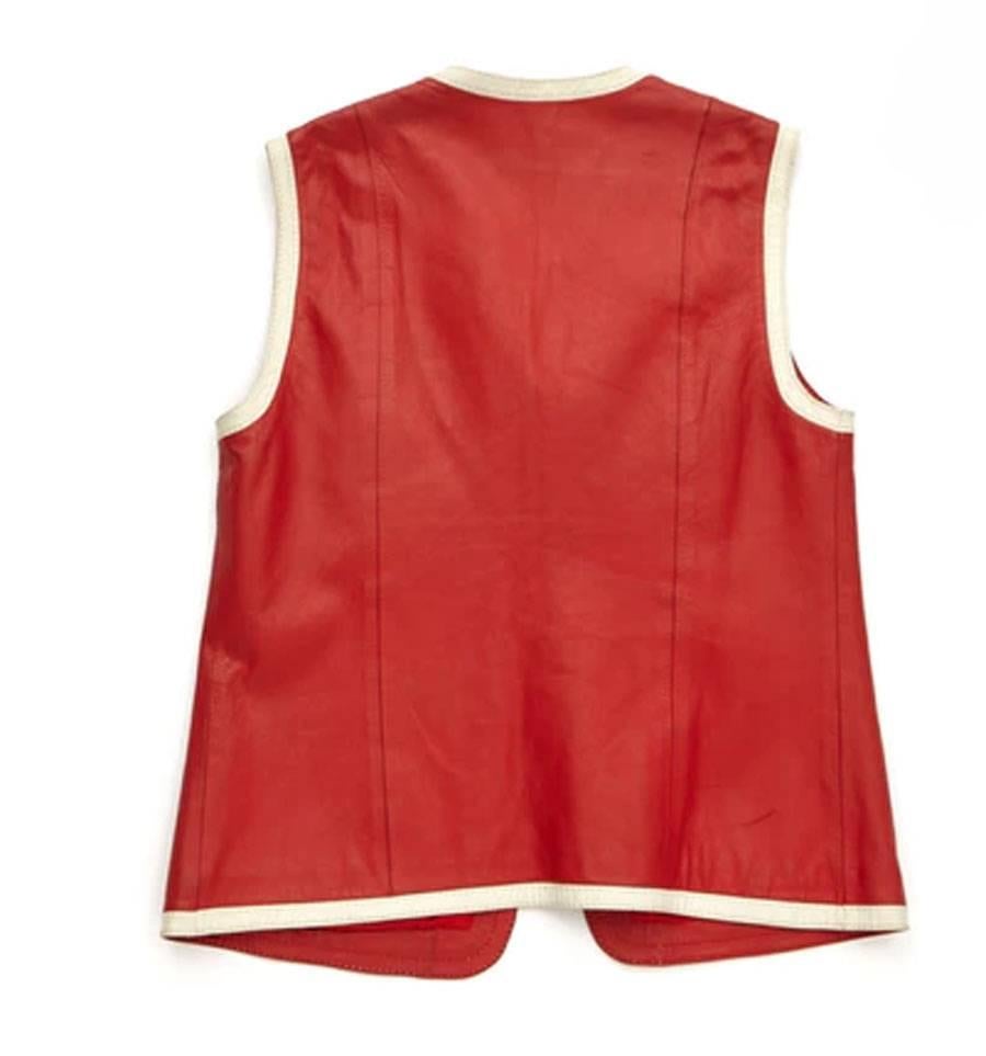 Ultra Vintage!  Hermès sport line sleeveless cardigan in red leather with white finishes. Gilded metal carabiner closure. This cardigan is lined. 
No indication of size, estimated 40FR. 

Dimensions : Length 62 cm, Shoulder width 38 cm, chest width