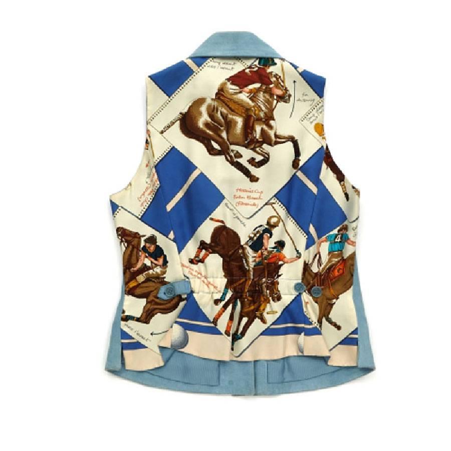 Vintage, Hermes sleeveless short jacket in sky blue suede and 'Hermès Cup Palm Beach' riders printed silk back. It is buttoned in front with two piped pockets. The jacket is lined. Size 40FR

Composition : cow leather. 

Dimensions: Length 58 cm,