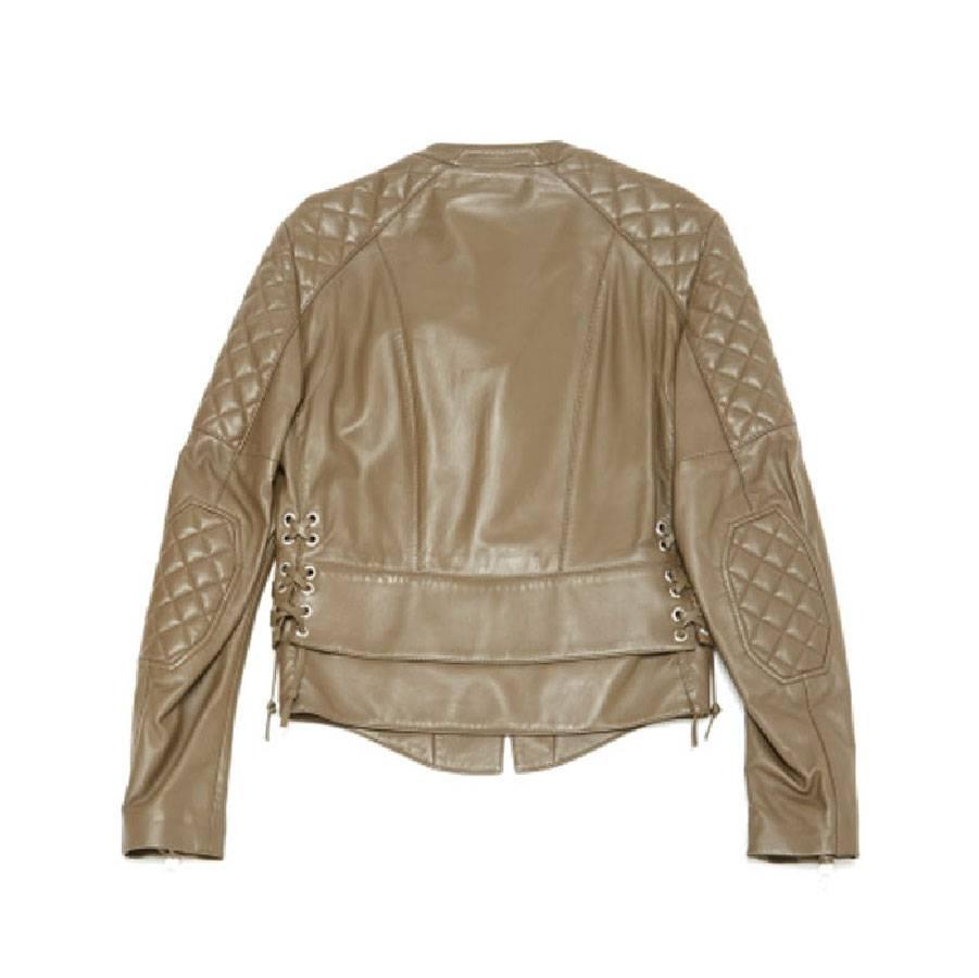 Balenciaga perfecto jacket in taupe lamb leather and silver metal attributes. Asymmetrical zipper, three zipped pockets, padded inserts on the shoulders and sleeves, laced at the sides.

Size 38FR.

Composition: 100% lambskin, lining 100%