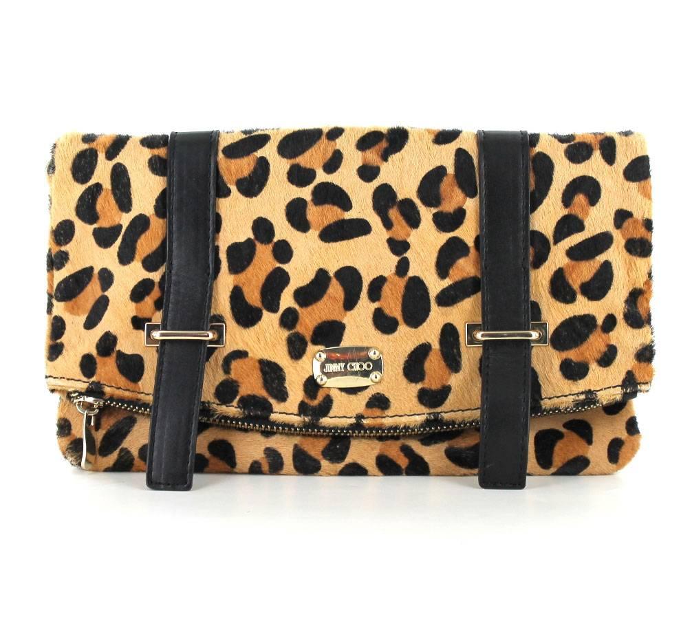 JIMMY CHOO small bag in leopard printed foal-like calf. Large pocket that folds in half to become pocket. This pocket has a golden zip. Closing with two magnetic buttons. 
Inside, there are two flat zipped pockets. Two black leather tabs. Shoulder