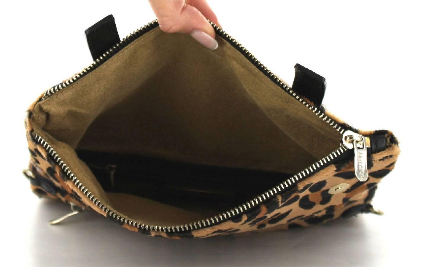 Jimmy Choo Kleine Tasche aus mit Leopardenmuster bedrucktem, blattartigem Kalbsleder (Schwarz) im Angebot