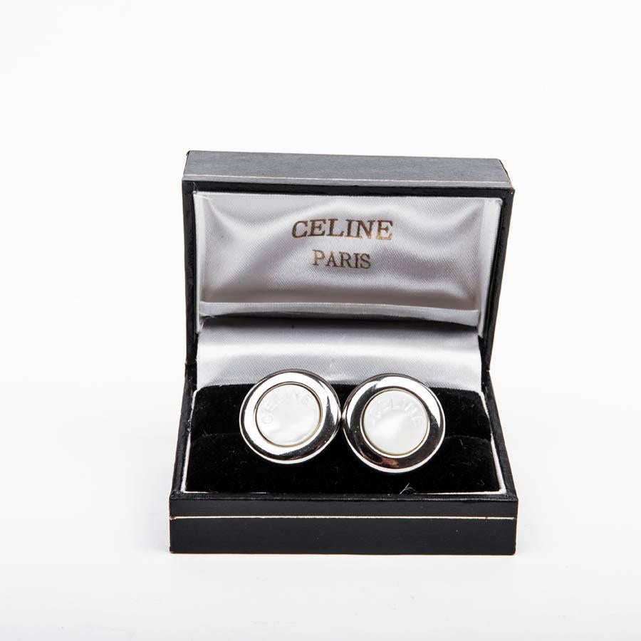 Vintage! Céline cufflinks in sterling silver and mother-of-pearl. 

In very good condition. Made in Italy.

Dimensions: button diameter 2.8 cm, height 3 cm.

Will be delivered in their Céline box.