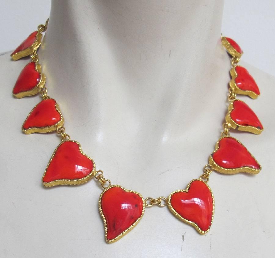 Unique piece, Marguerite de Valois 'Hearts' necklace entirely handmade in red molten glass in gold plate metal.

Necklace length edge to edge 33 cm - additional chain 6 cm

Will be delivered in its original box

Publication in VOGUE PARIS edition