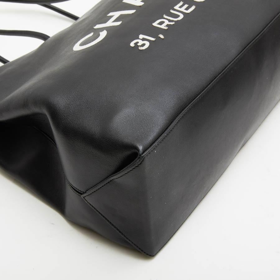 CHANEL Tote Bag in Black Smooth Leather 2